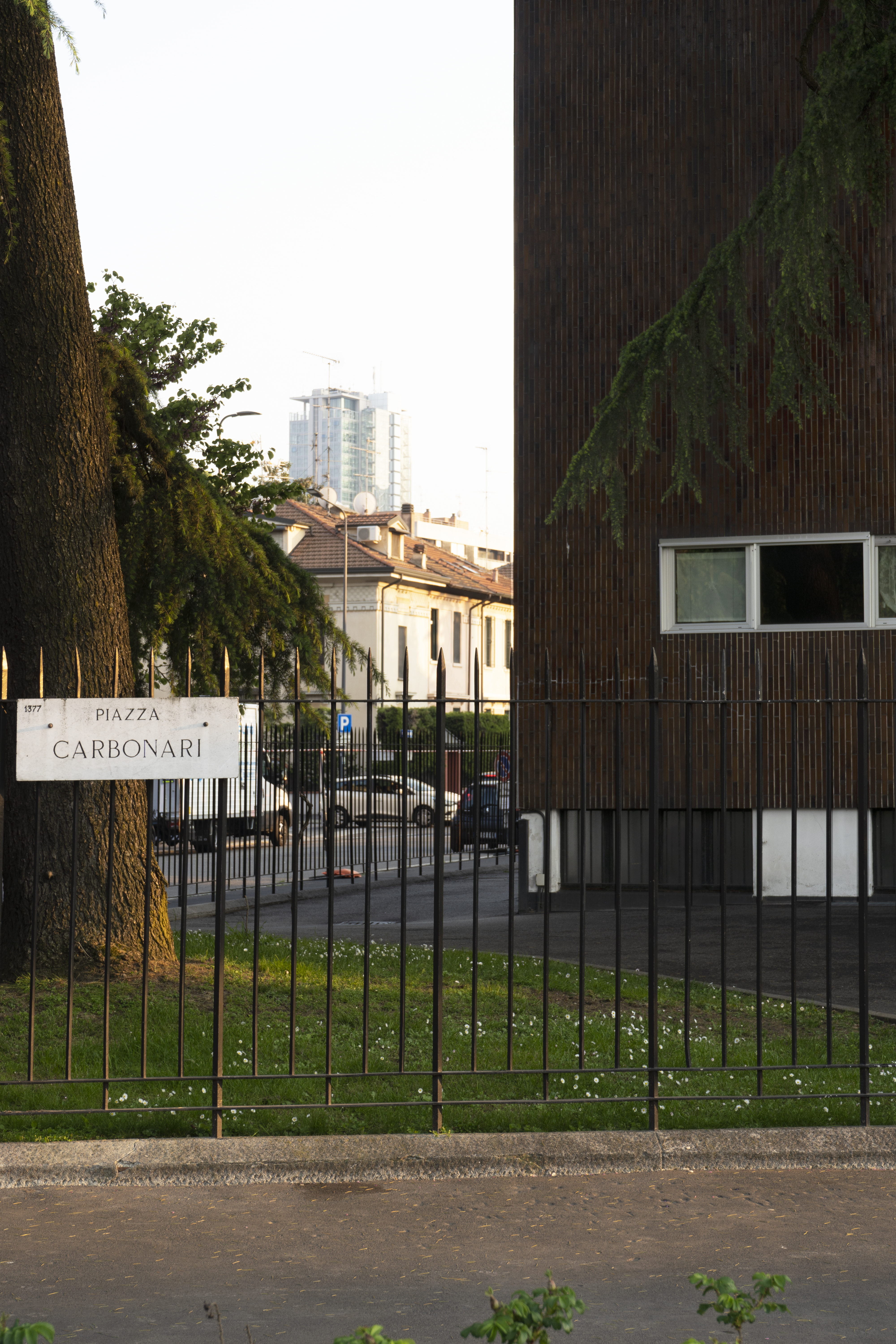 Donata Sasso, Condominio in Piazza Carbonari, Milano. Fotografia dell'Architettura